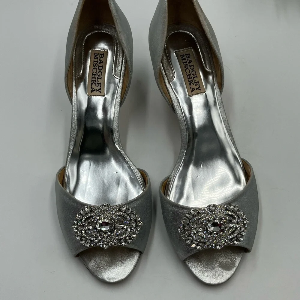 Badgley Mischka Petrina Women's Bridal Silver Metallic Crystal‎ Pumps Sz 8
